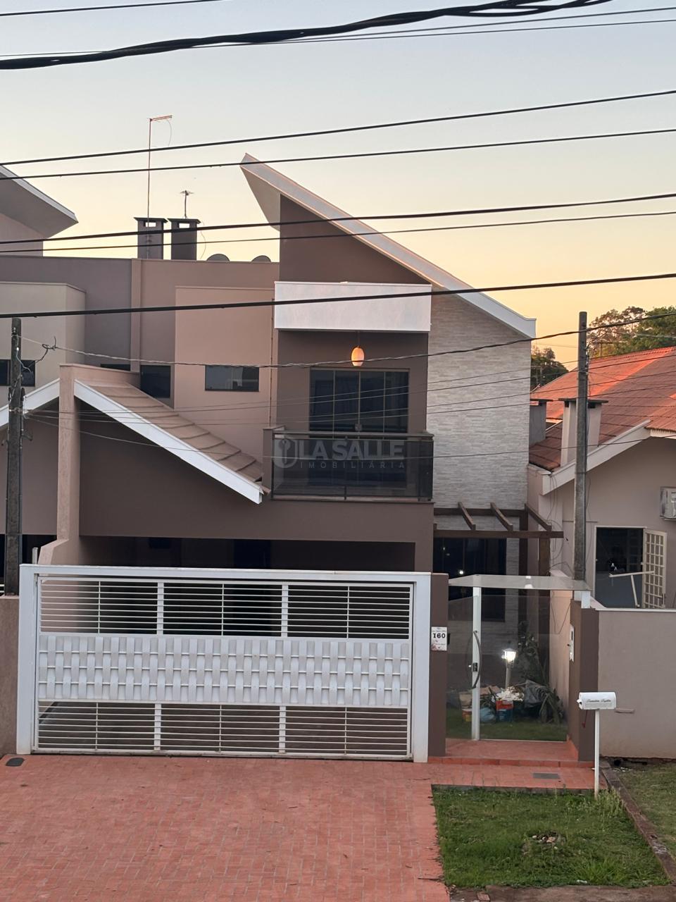 Sobrado semi mobiliado á venda com 4 quartos, piscina e 4 vagas de garagem no Jardim Gisela