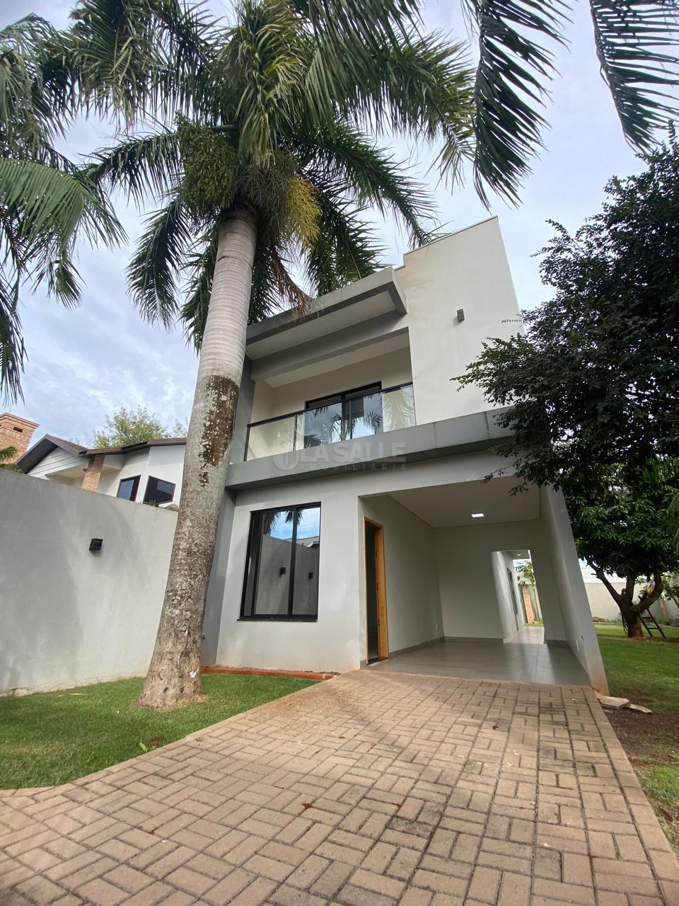 Sobrado em terreno inteiro com 01 suíte + 02 quartos e ampla sobra de terreno - Jardim Gisela