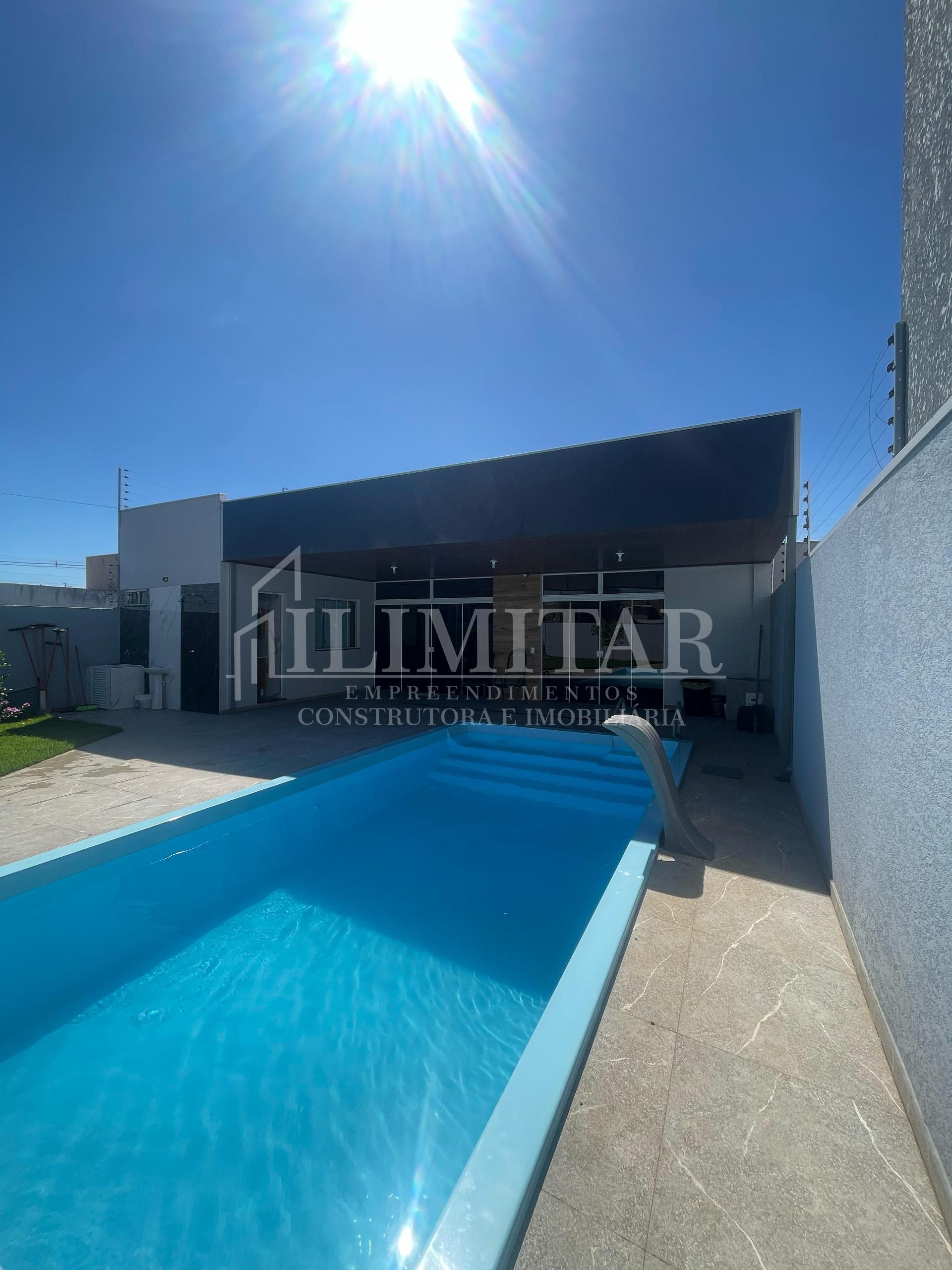 EDICULA COM PISCINA E UM AMPLO QUINTAL COM 2 DORMITÓRIOS ESPAÇ...