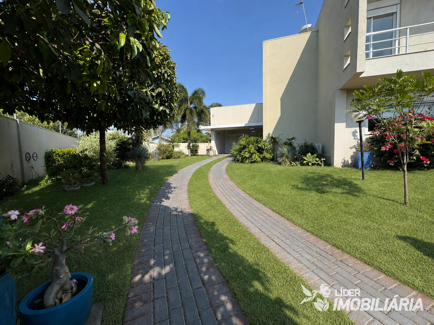 Casa com piscina e 3 quartos, sendo 2 suítes, à venda no Bairr...
