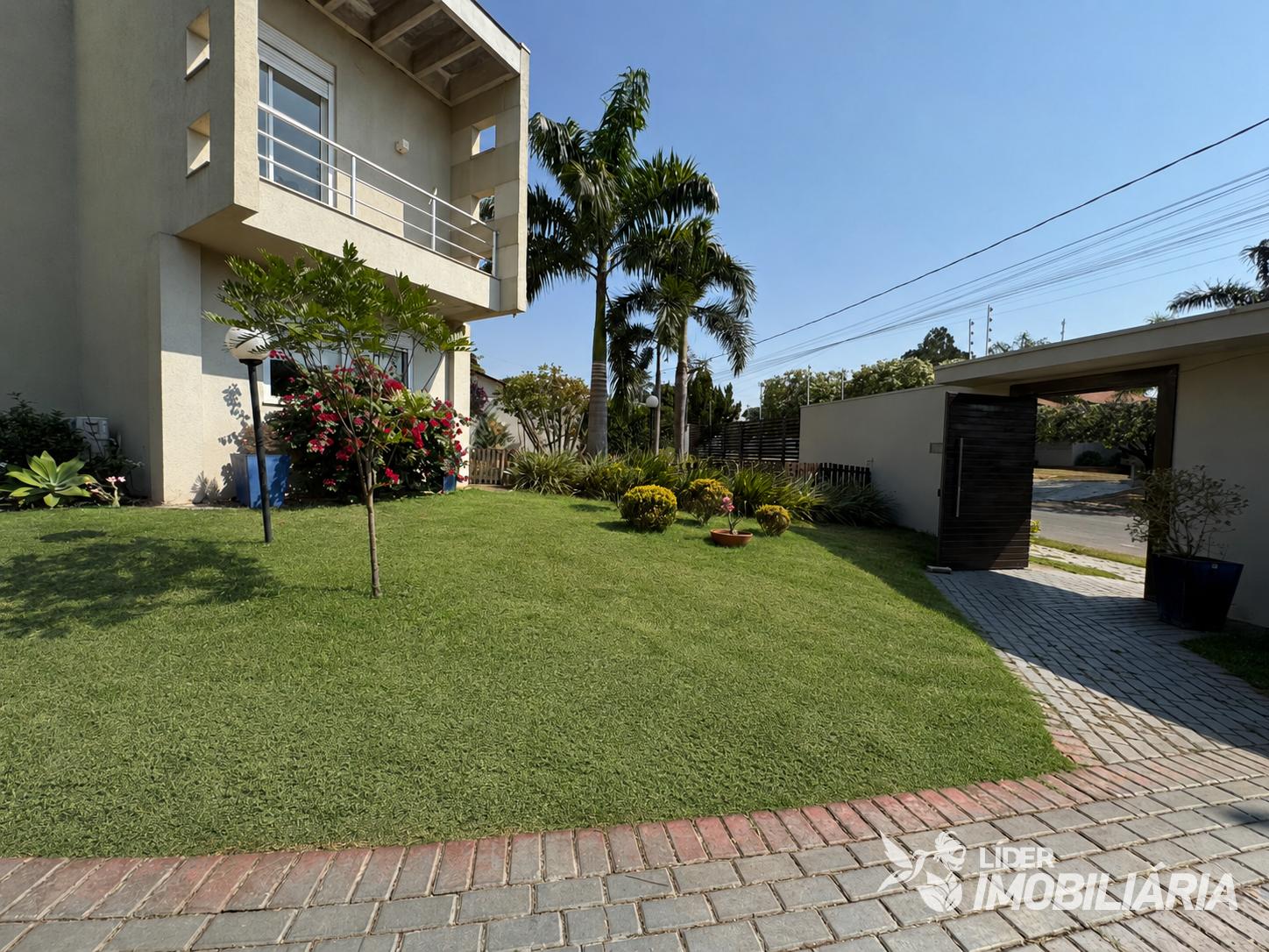Casa com piscina e 3 quartos, sendo 2 suítes, à venda no Bairr...