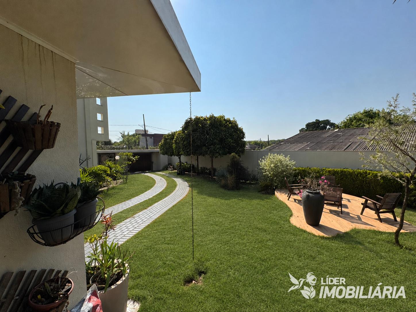 Casa com piscina e 3 quartos, sendo 2 suítes, à venda no Bairr...