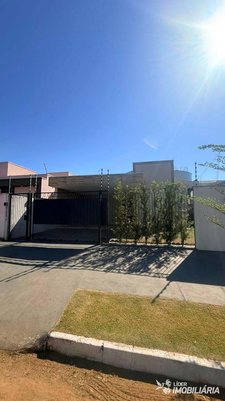 CASA MODERNA LOCALIZADA NO BAIRRO PARQUE DAS ARARAS LUCAS DO R...