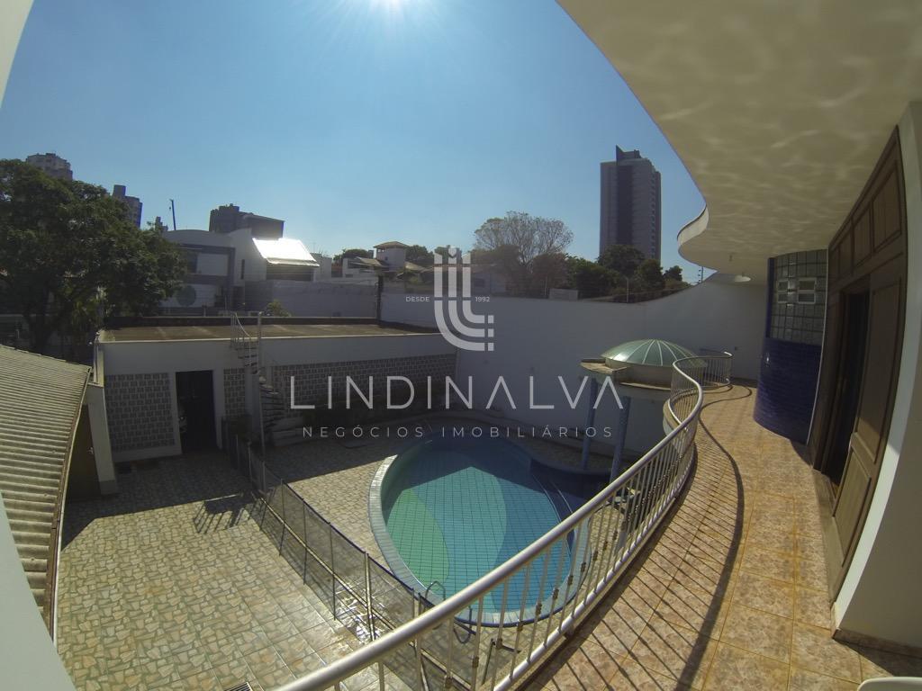 Sobrado semi-mobiliado com piscina e 5 quartos, no Centro de Foz