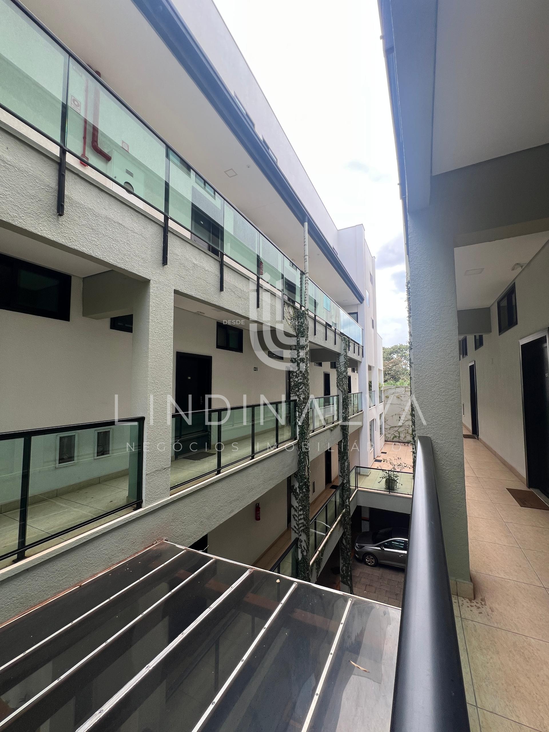 Apartamento Studio no Ed. Arbória, semimobiliado com garagem