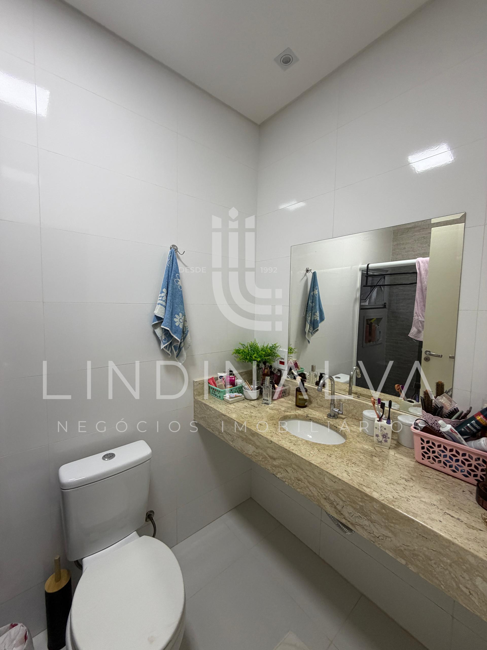 Casa semimobiliada no Jd. Bourbon, com suíte, 2 quartos e espaço gourmet - com placas solares