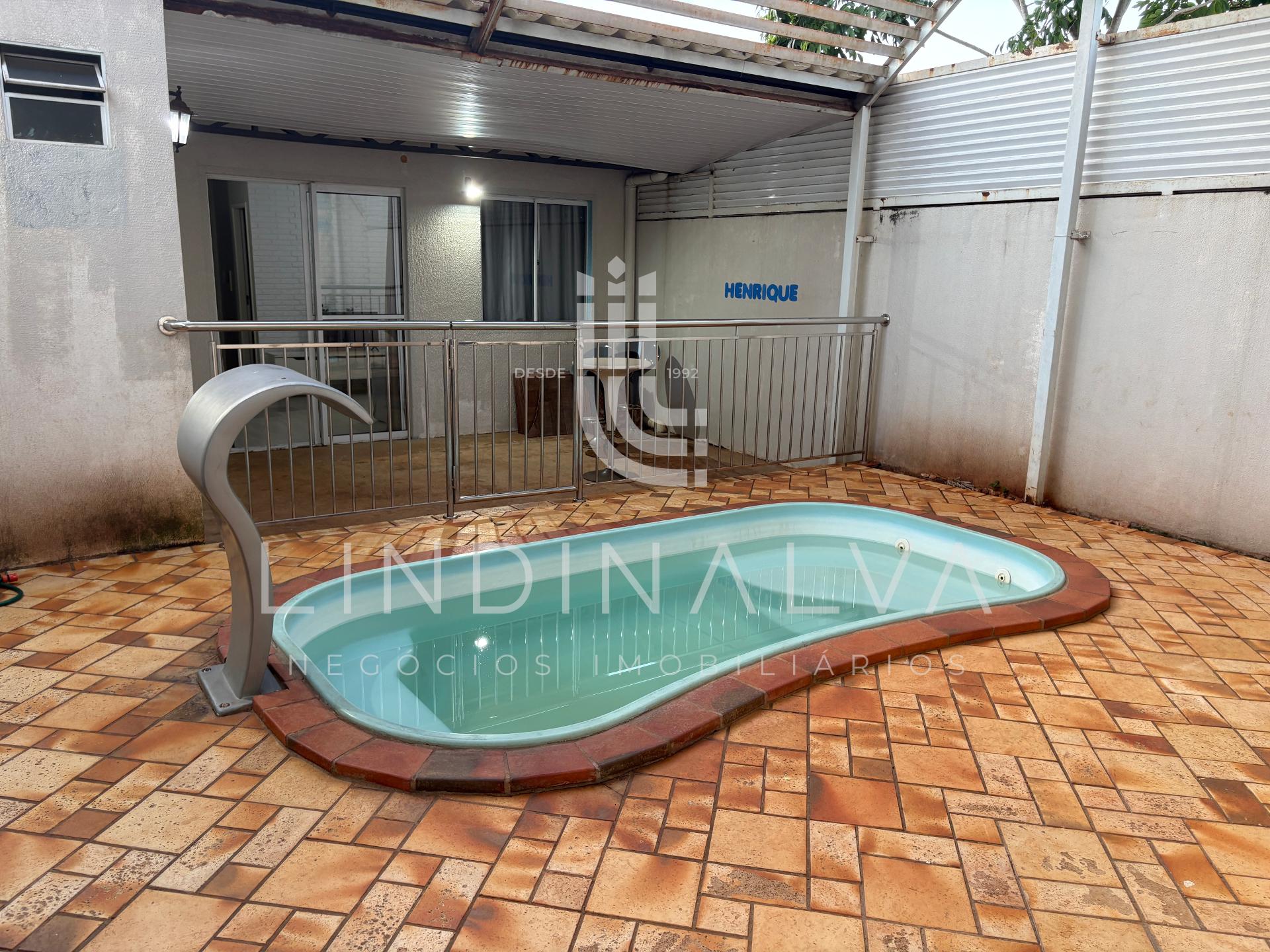 Casa com 2 quartos e piscina privativa no condomínio Terra Nova