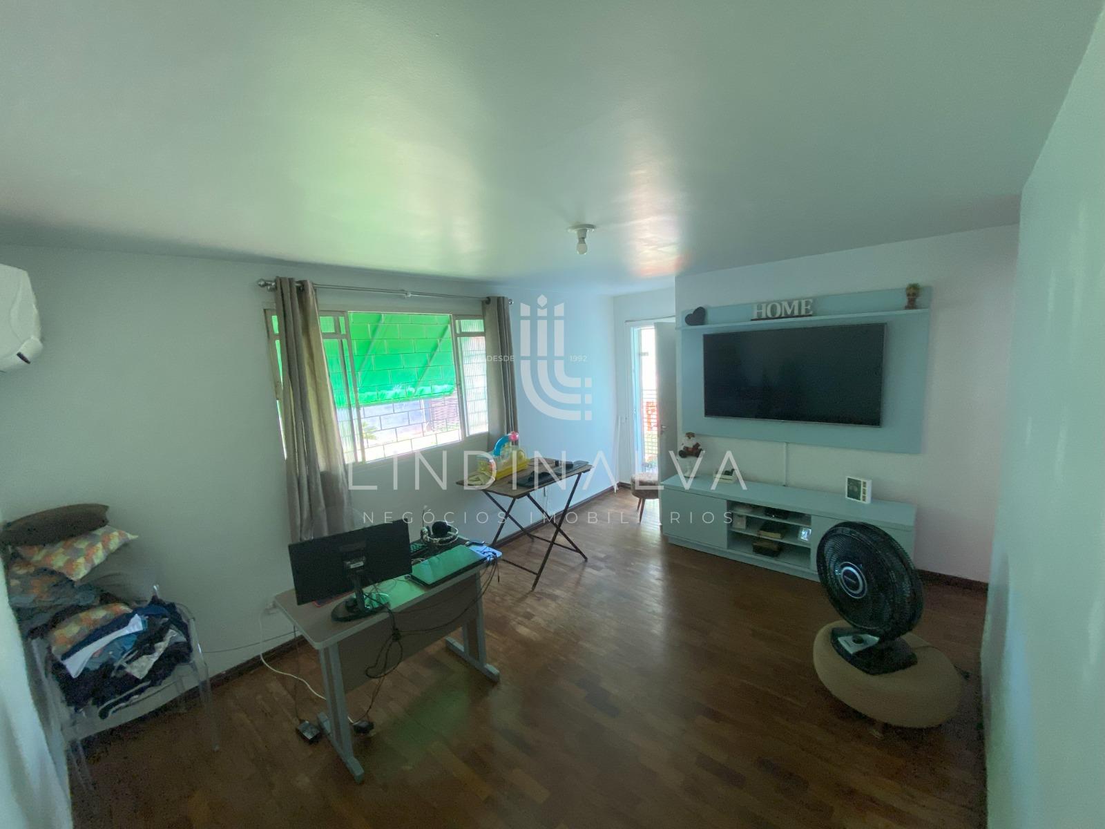 Casa com 2 moradias, piscina e energia solar na Vila A - Foz d...