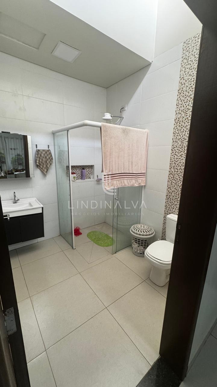 Casa com 2 moradias, piscina e energia solar na Vila A - Foz d...