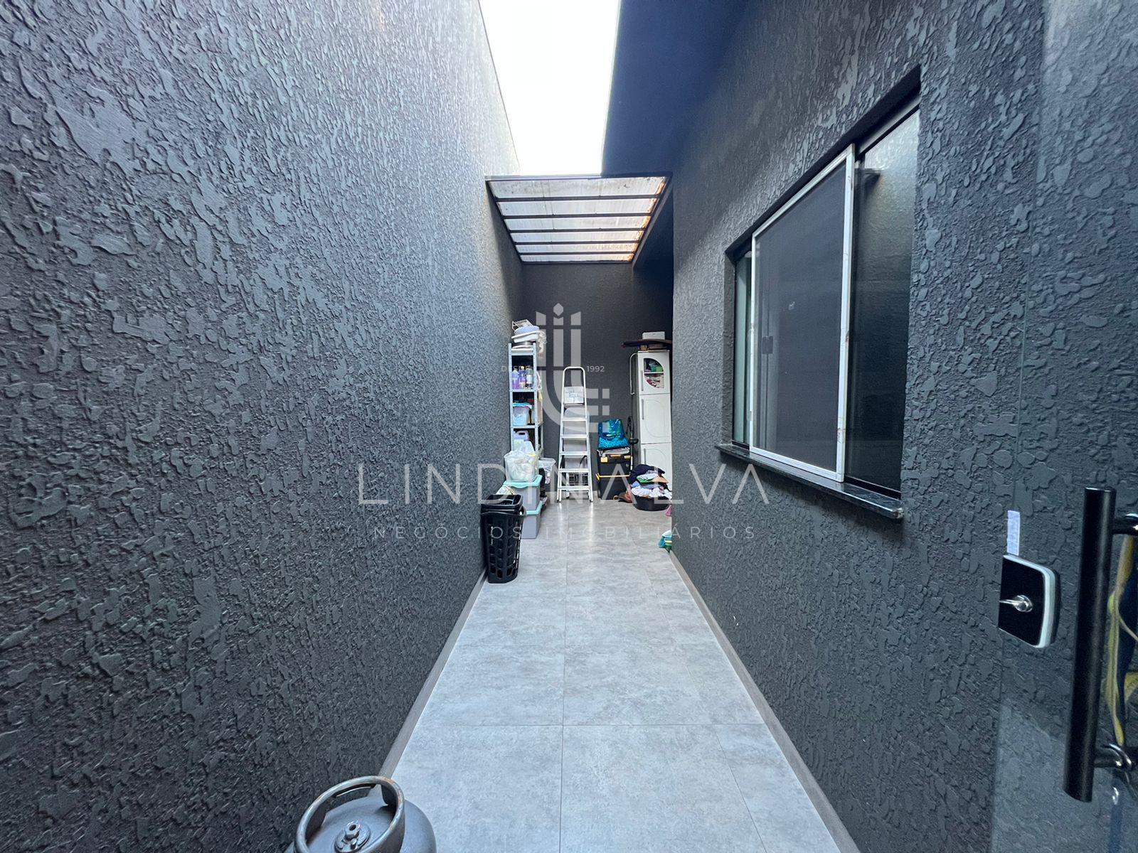 Casa de esquina semi-mobiliada com 3 quartos, segurança comple...