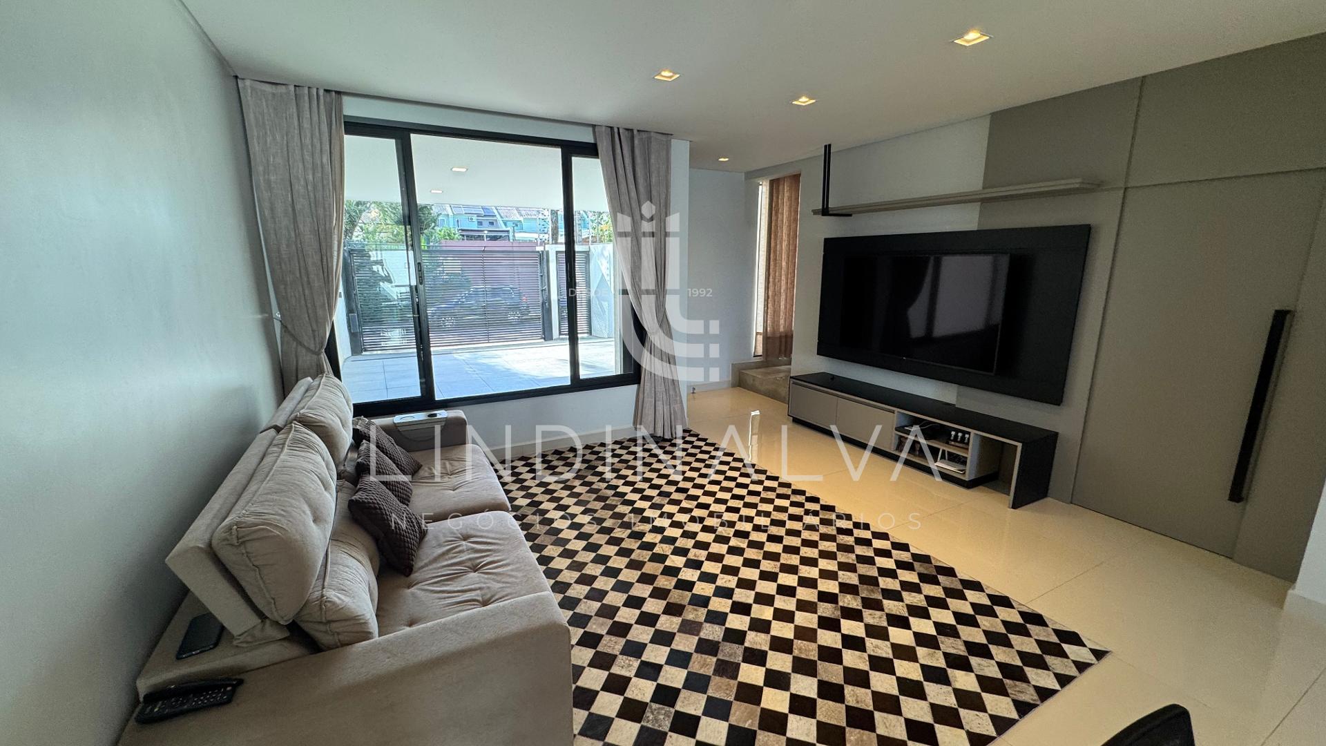 Lindo sobrado à venda, semi-mobiliado e com piscina, na Vila A