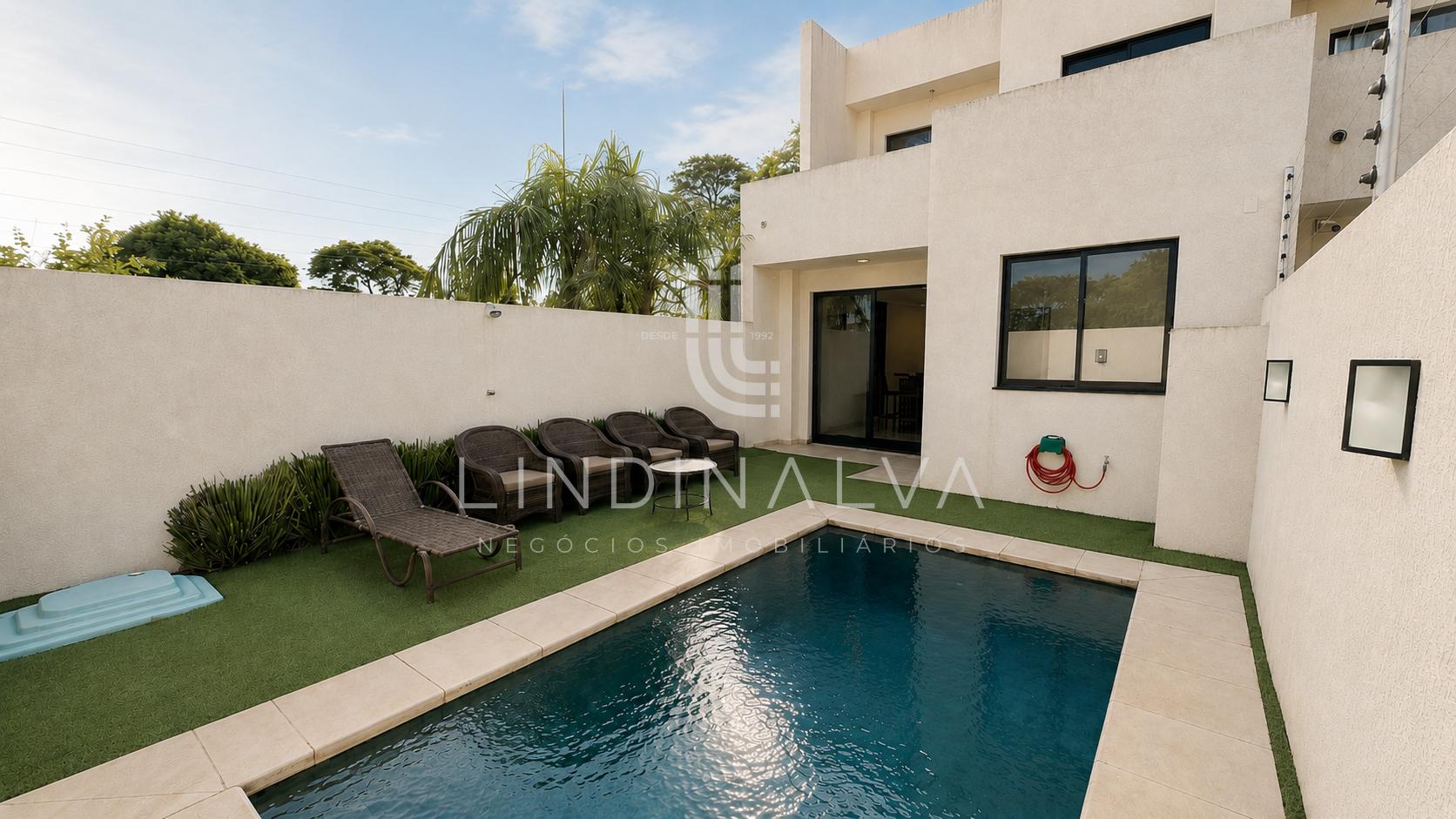 Lindo sobrado à venda, semi-mobiliado e com piscina, na Vila A