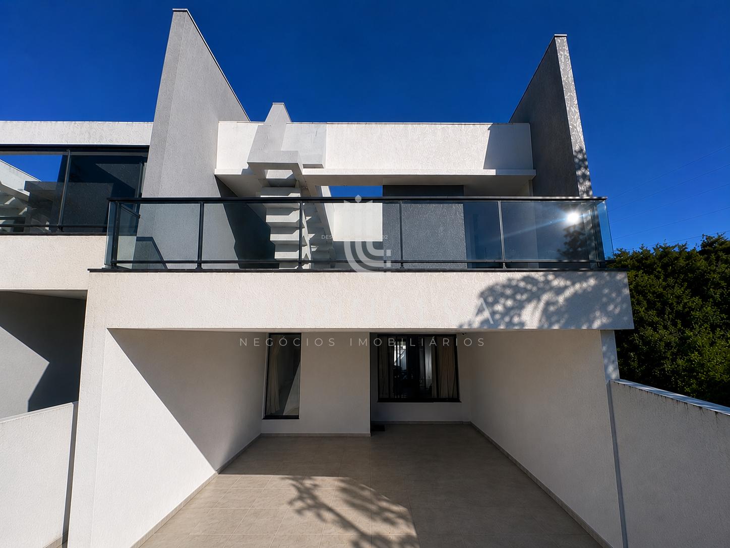 Lindo sobrado à venda, semi-mobiliado e com piscina, na Vila A