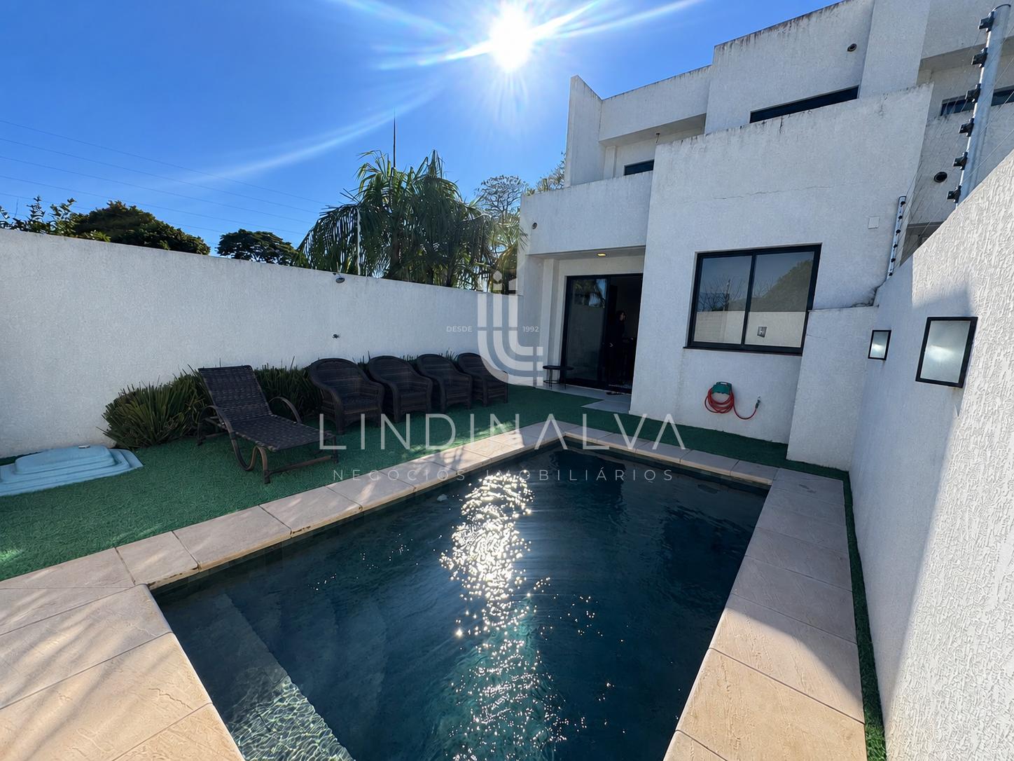 Lindo sobrado à venda, semi-mobiliado e com piscina, na Vila A