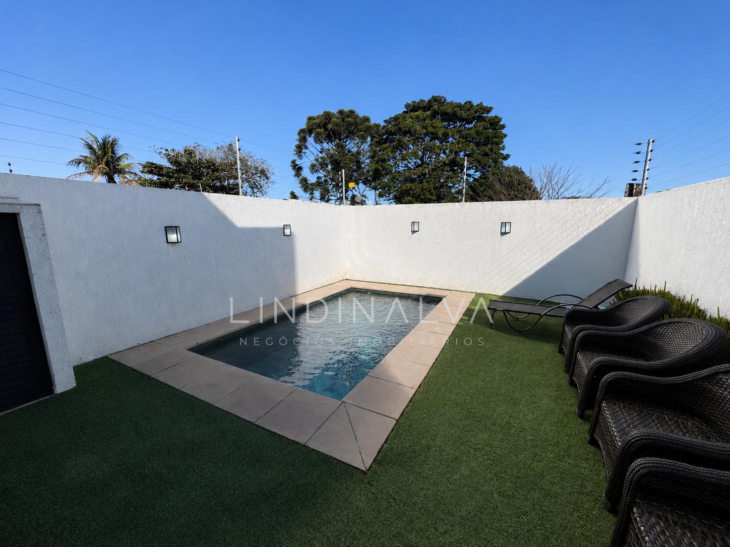 Lindo sobrado à venda, semi-mobiliado e com piscina, na Vila A