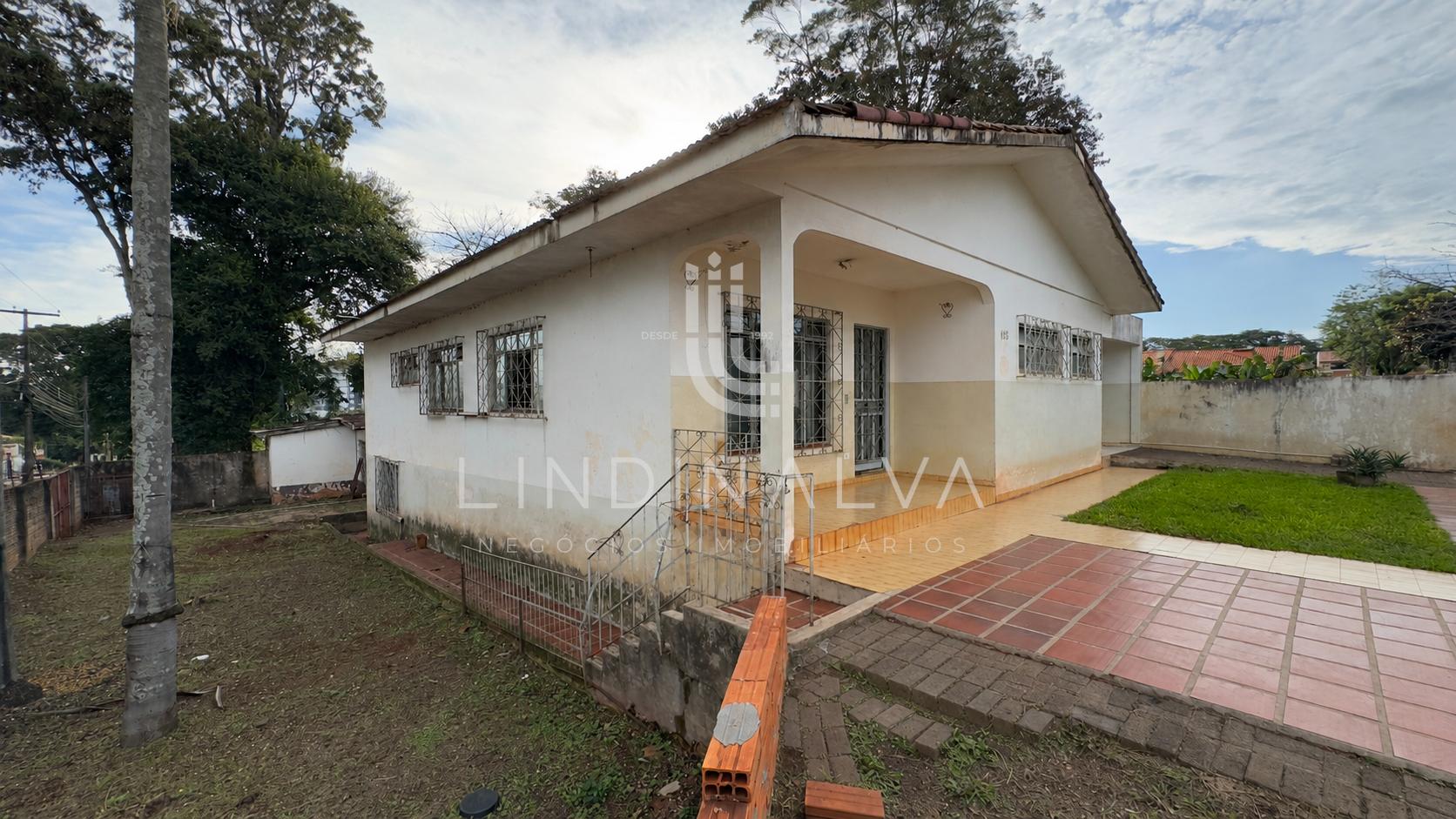 Casa de esquina com amplo terreno no Jd. Eliza, Foz do Iguaçu/PR
