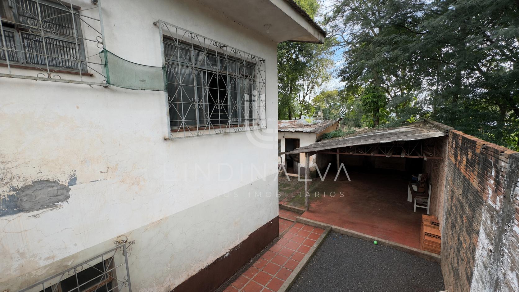 Casa de esquina com amplo terreno no Jd. Eliza, Foz do Iguaçu/PR