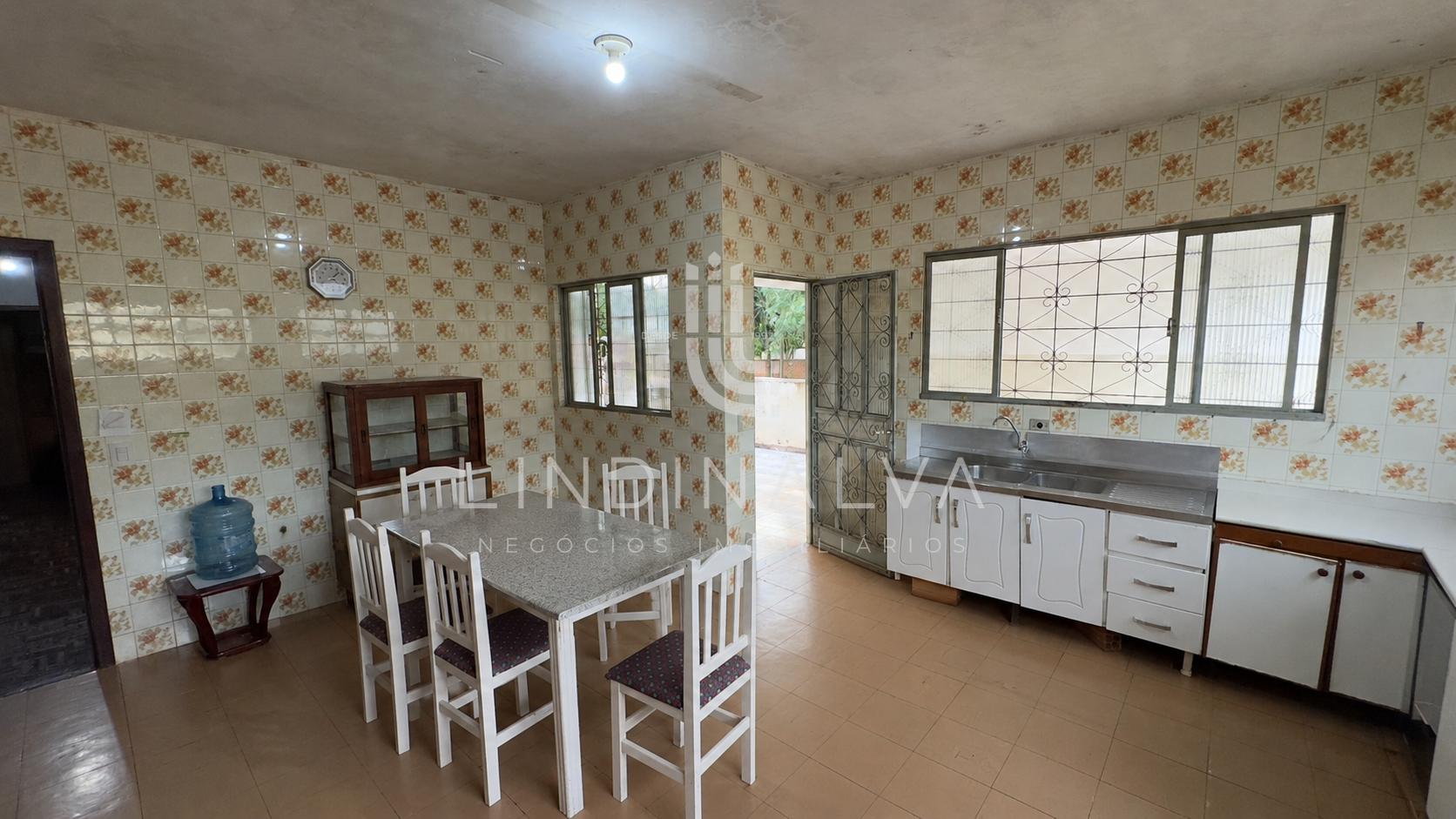 Casa de esquina com amplo terreno no Jd. Eliza, Foz do Iguaçu/PR