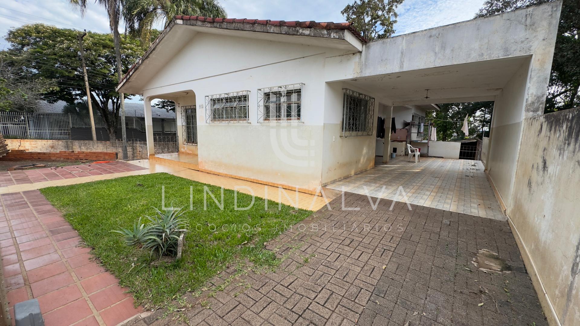 Casa de esquina com amplo terreno no Jd. Eliza, Foz do Iguaçu/PR