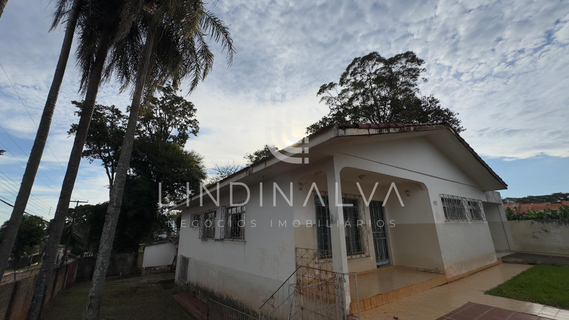 Casa de esquina com amplo terreno no Jd. Eliza, Foz do Iguaçu/PR