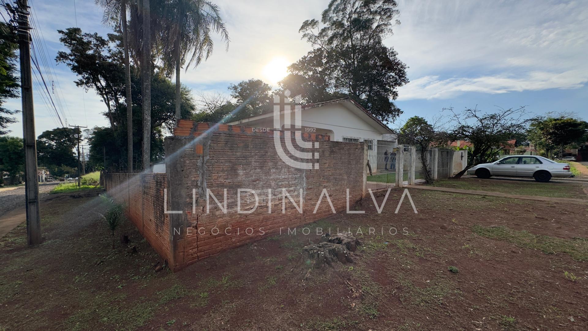 Casa de esquina com amplo terreno no Jd. Eliza, Foz do Iguaçu/PR