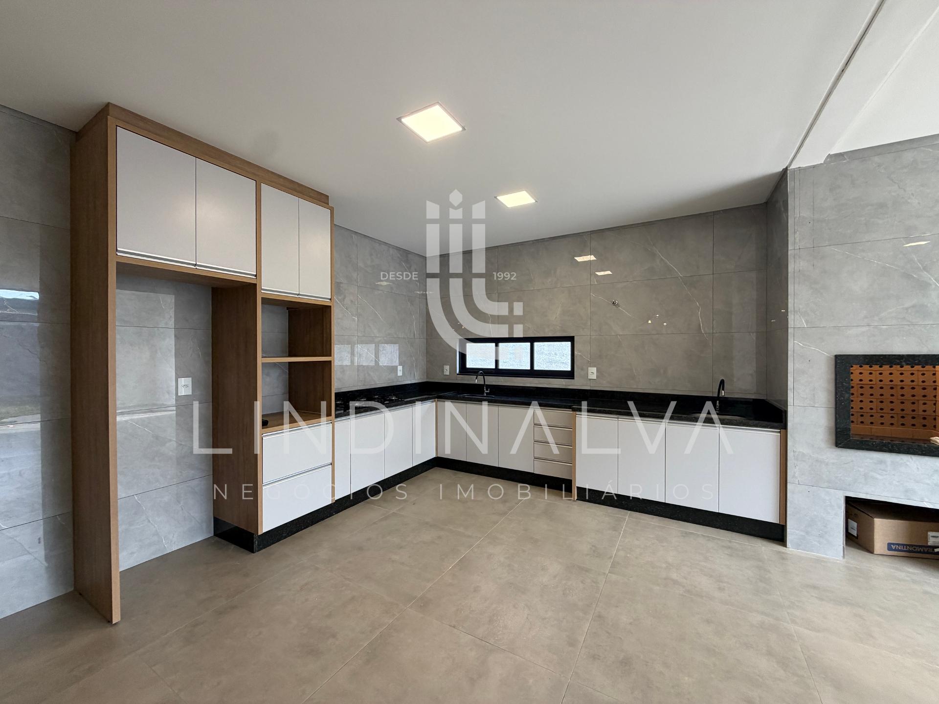 Casa no Maracanã, com suíte, quarto, cozinha planejada e quintal - recém construída