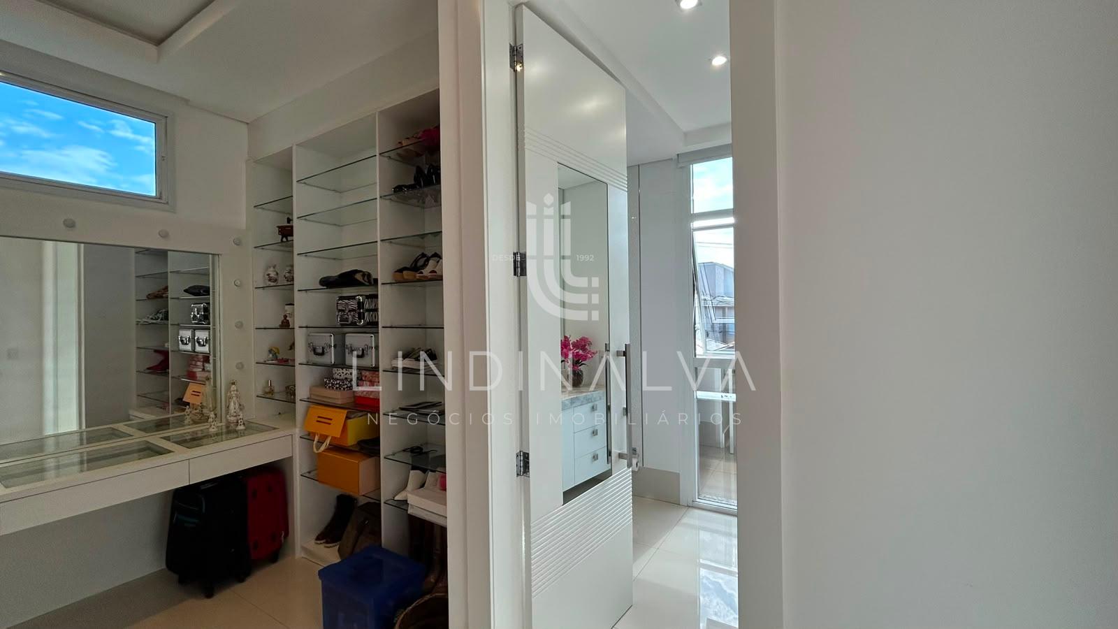 Sobrado mobiliado à venda no Cond. Terras Alpha 2 - Com 4 suítes  piscina