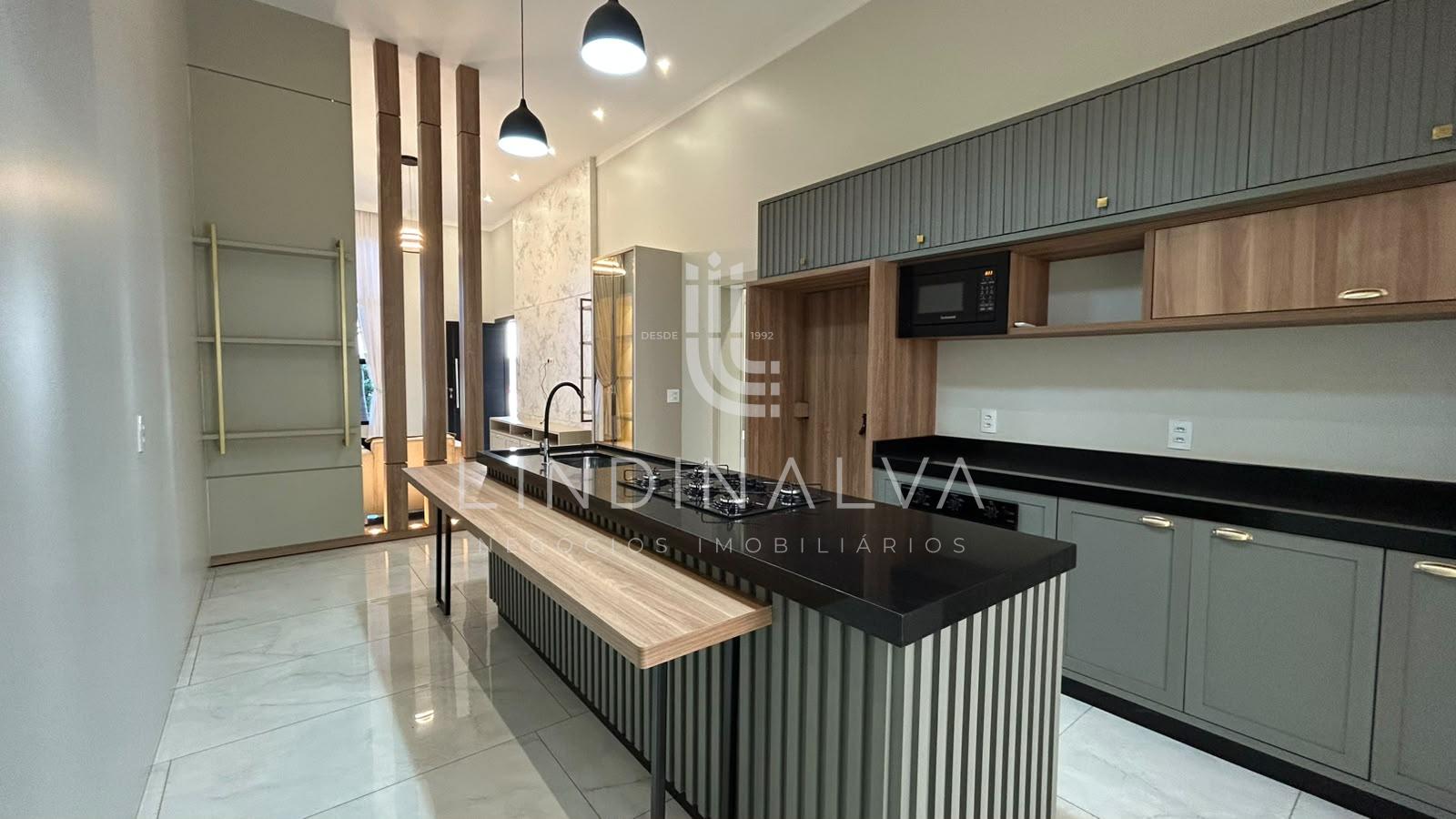 Casa de alto padrão, com suíte, 2 quartos e área goumet - Cond. Vila Margarezi, no Jardim Lancaster