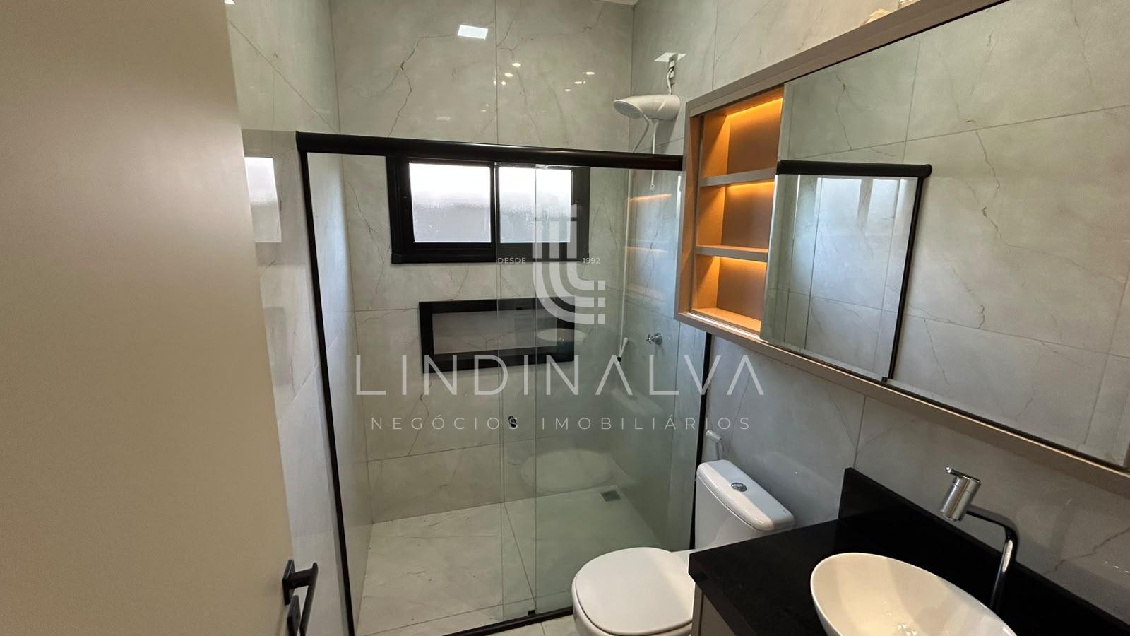 Casa de alto padrão, com suíte, 2 quartos e área goumet - Cond. Vila Margarezi, no Jardim Lancaster