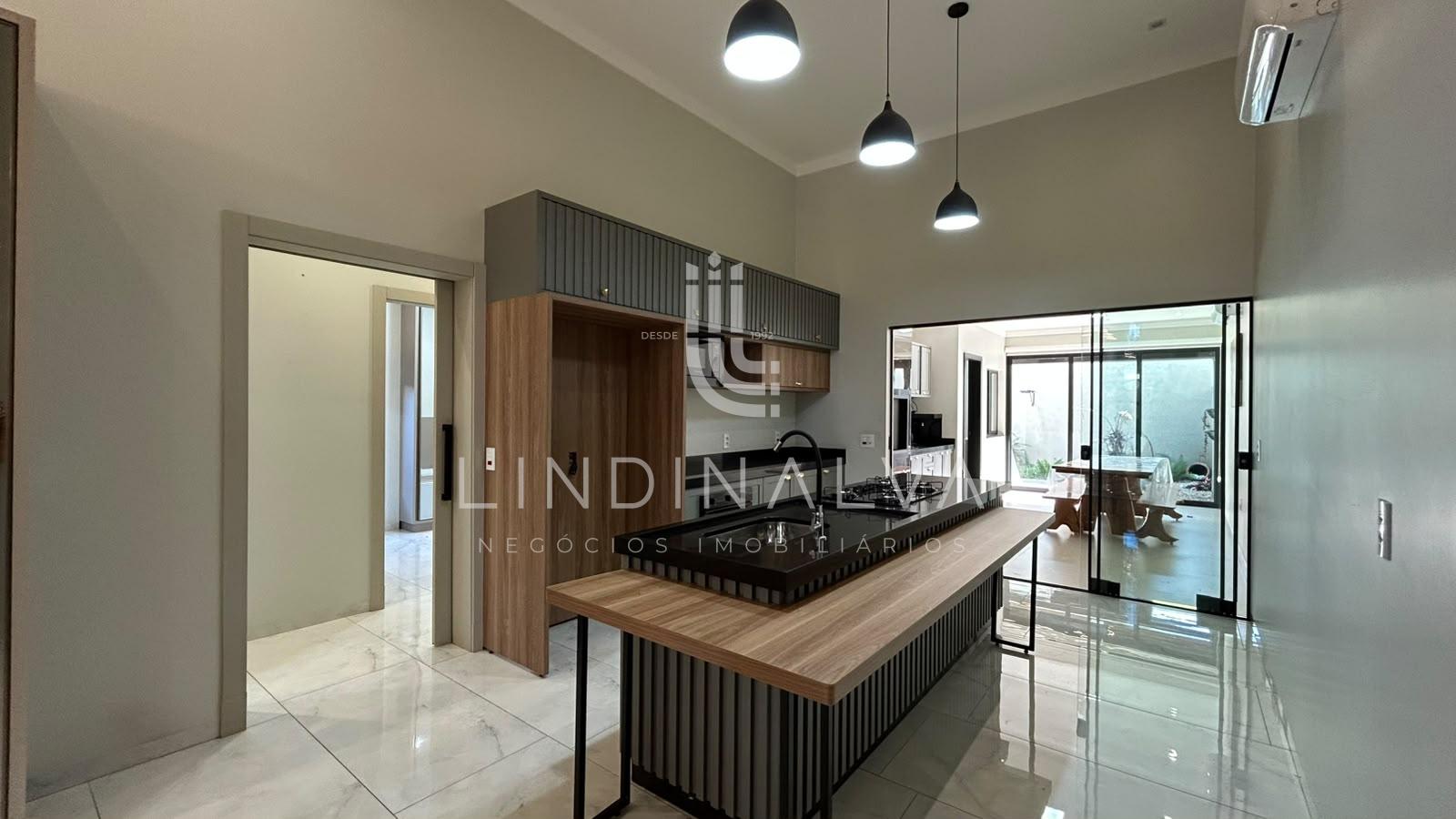 Casa de alto padrão, com suíte, 2 quartos e área goumet - Cond. Vila Margarezi, no Jardim Lancaster