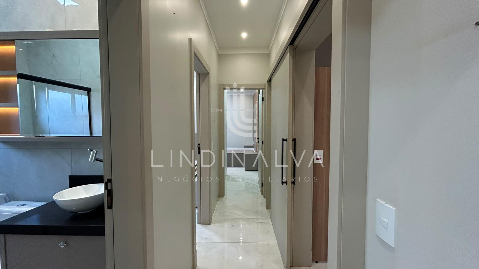 Casa de alto padrão, com suíte, 2 quartos e área goumet - Cond. Vila Margarezi, no Jardim Lancaster