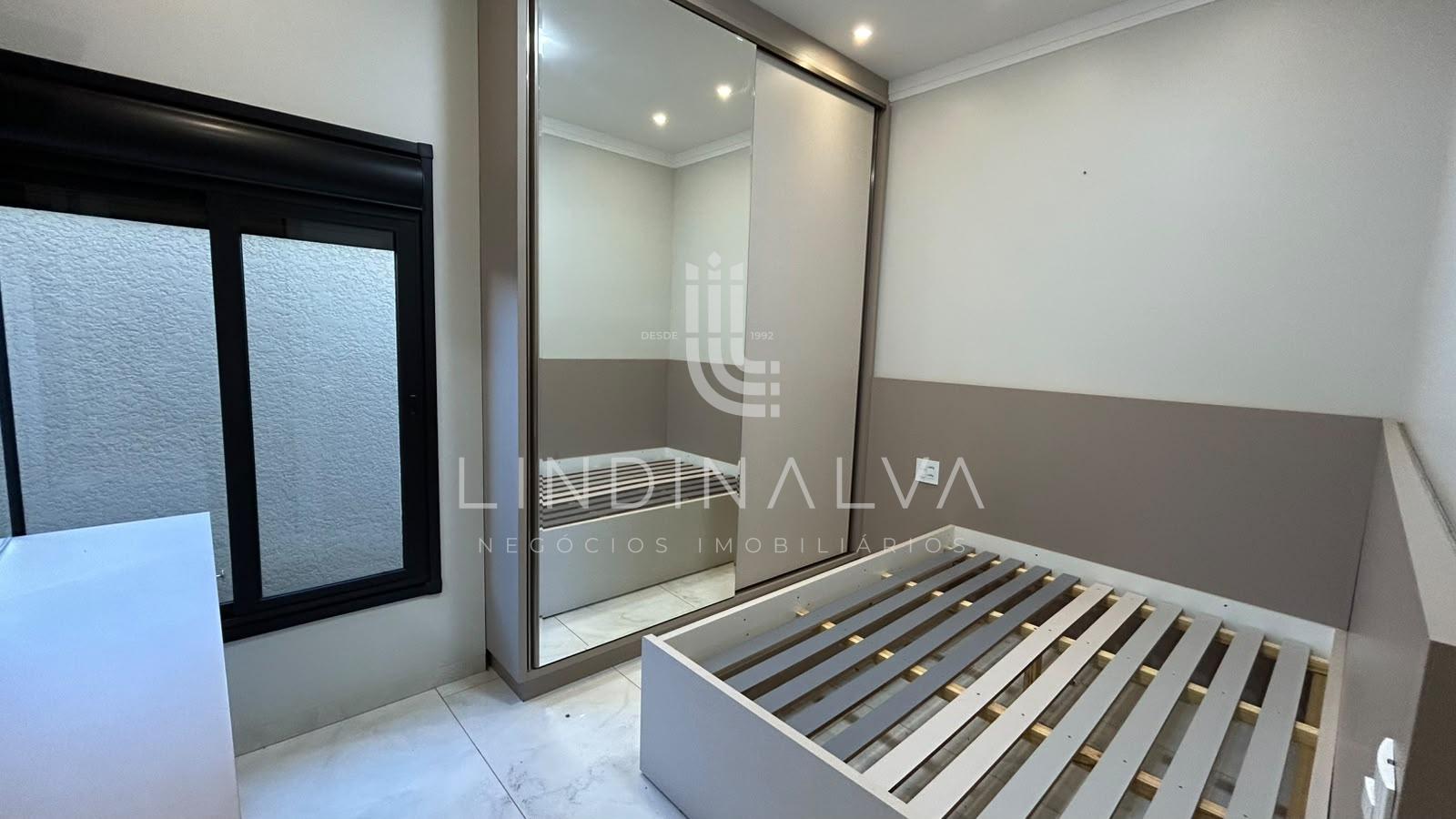 Casa de alto padrão, com suíte, 2 quartos e área goumet - Cond. Vila Margarezi, no Jardim Lancaster
