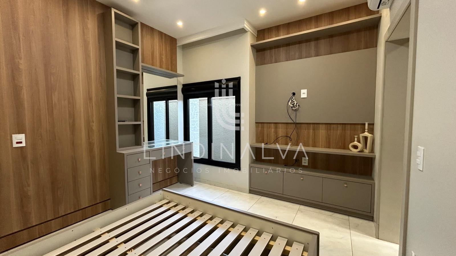 Casa de alto padrão, com suíte, 2 quartos e área goumet - Cond. Vila Margarezi, no Jardim Lancaster