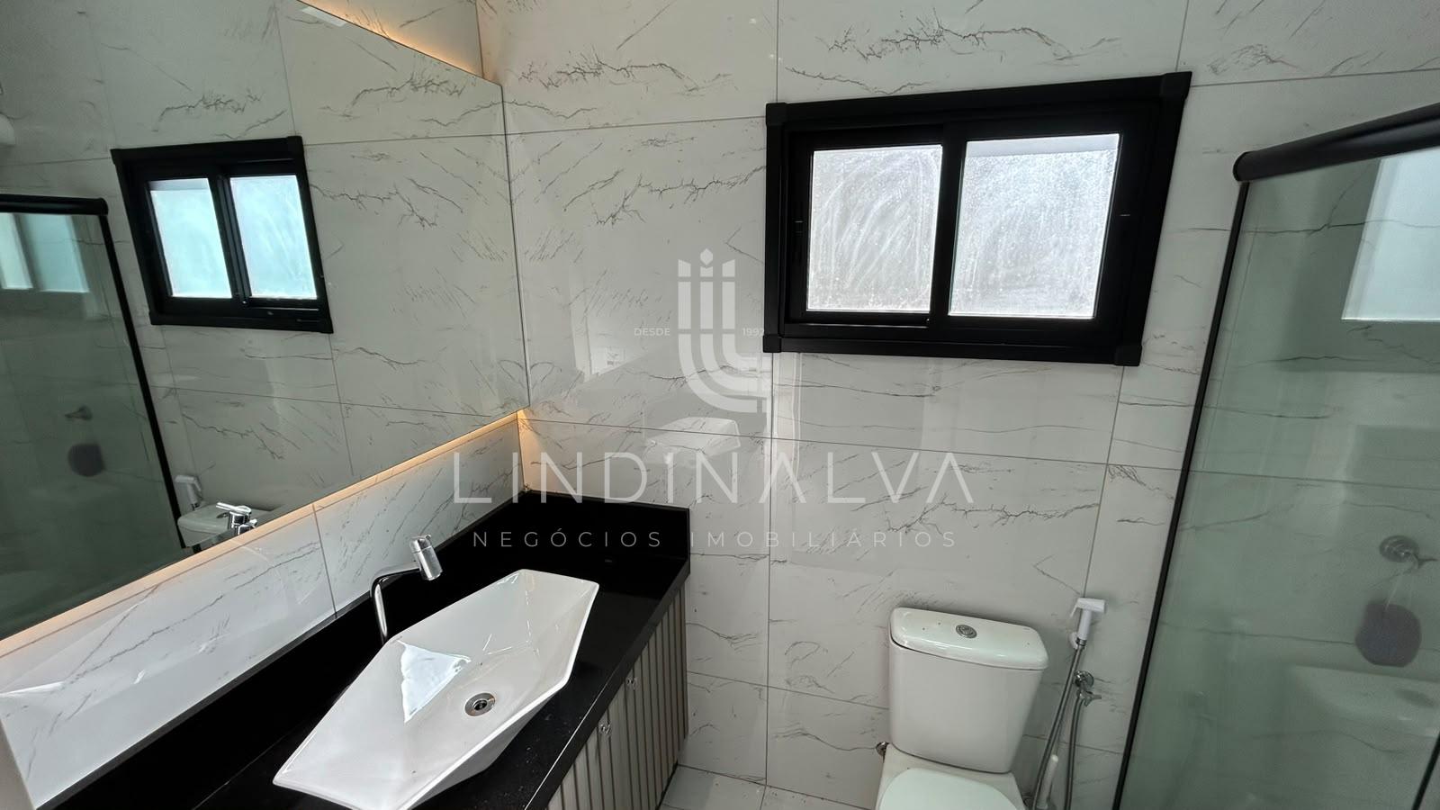 Casa de alto padrão, com suíte, 2 quartos e área goumet - Cond. Vila Margarezi, no Jardim Lancaster