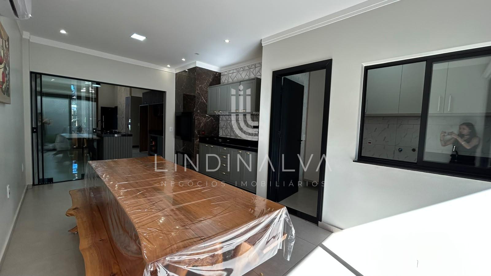 Casa de alto padrão, com suíte, 2 quartos e área goumet - Cond. Vila Margarezi, no Jardim Lancaster