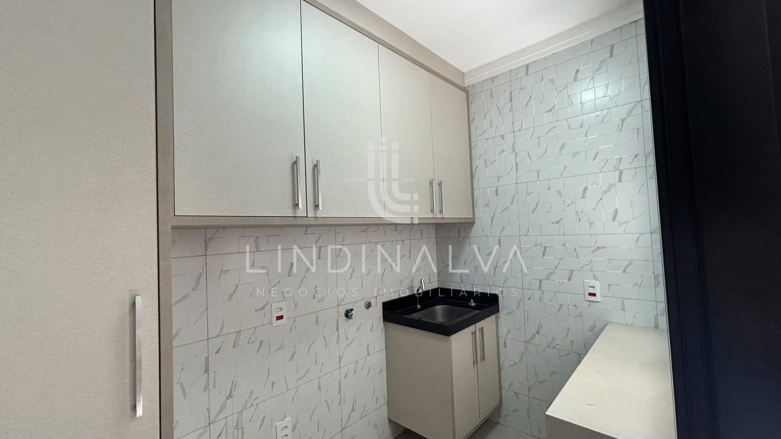 Casa de alto padrão, com suíte, 2 quartos e área goumet - Cond. Vila Margarezi, no Jardim Lancaster