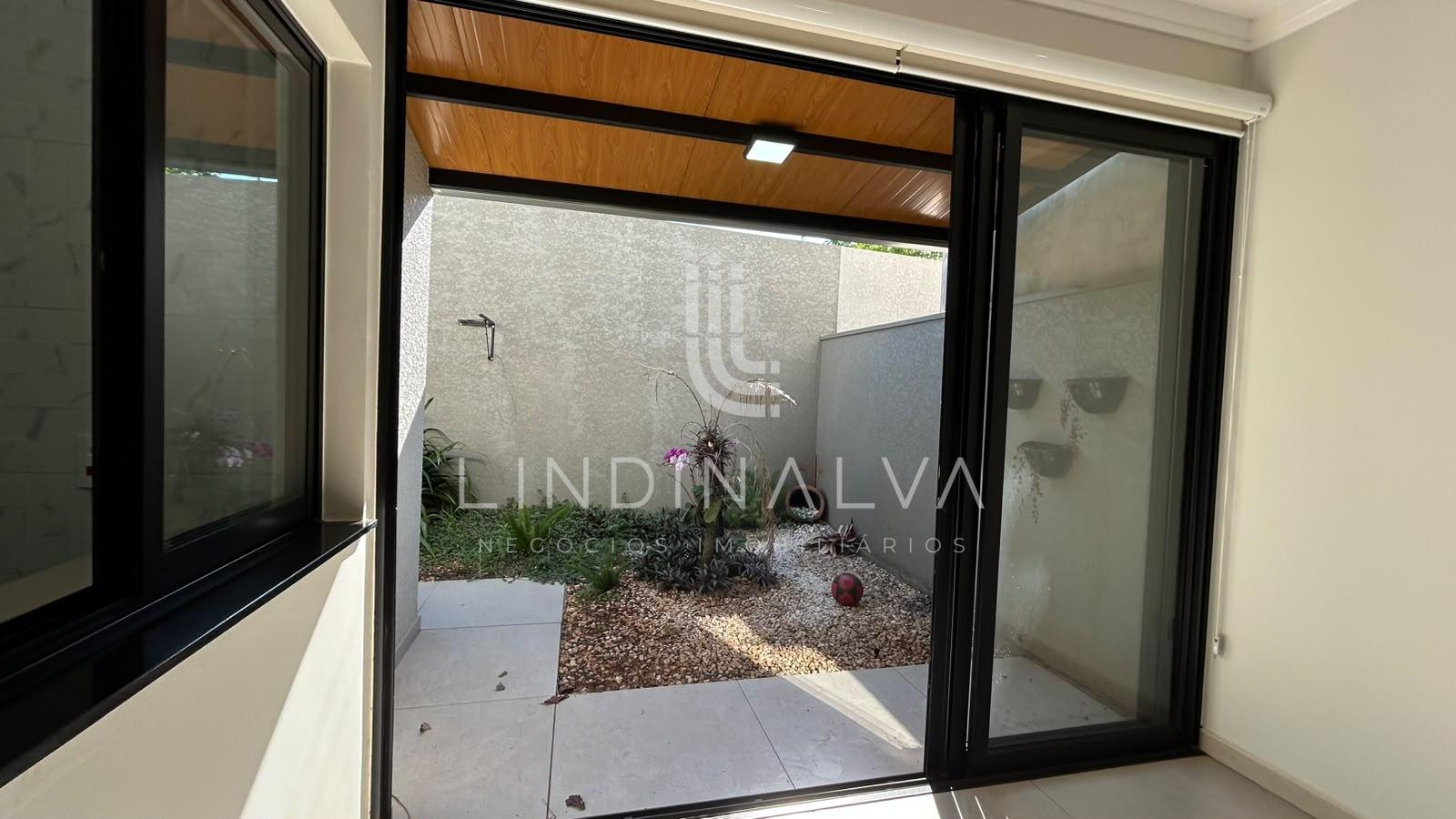 Casa de alto padrão, com suíte, 2 quartos e área goumet - Cond. Vila Margarezi, no Jardim Lancaster