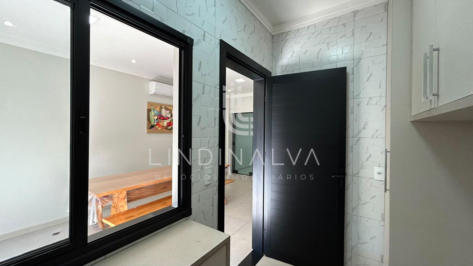 Casa de alto padrão, com suíte, 2 quartos e área goumet - Cond. Vila Margarezi, no Jardim Lancaster