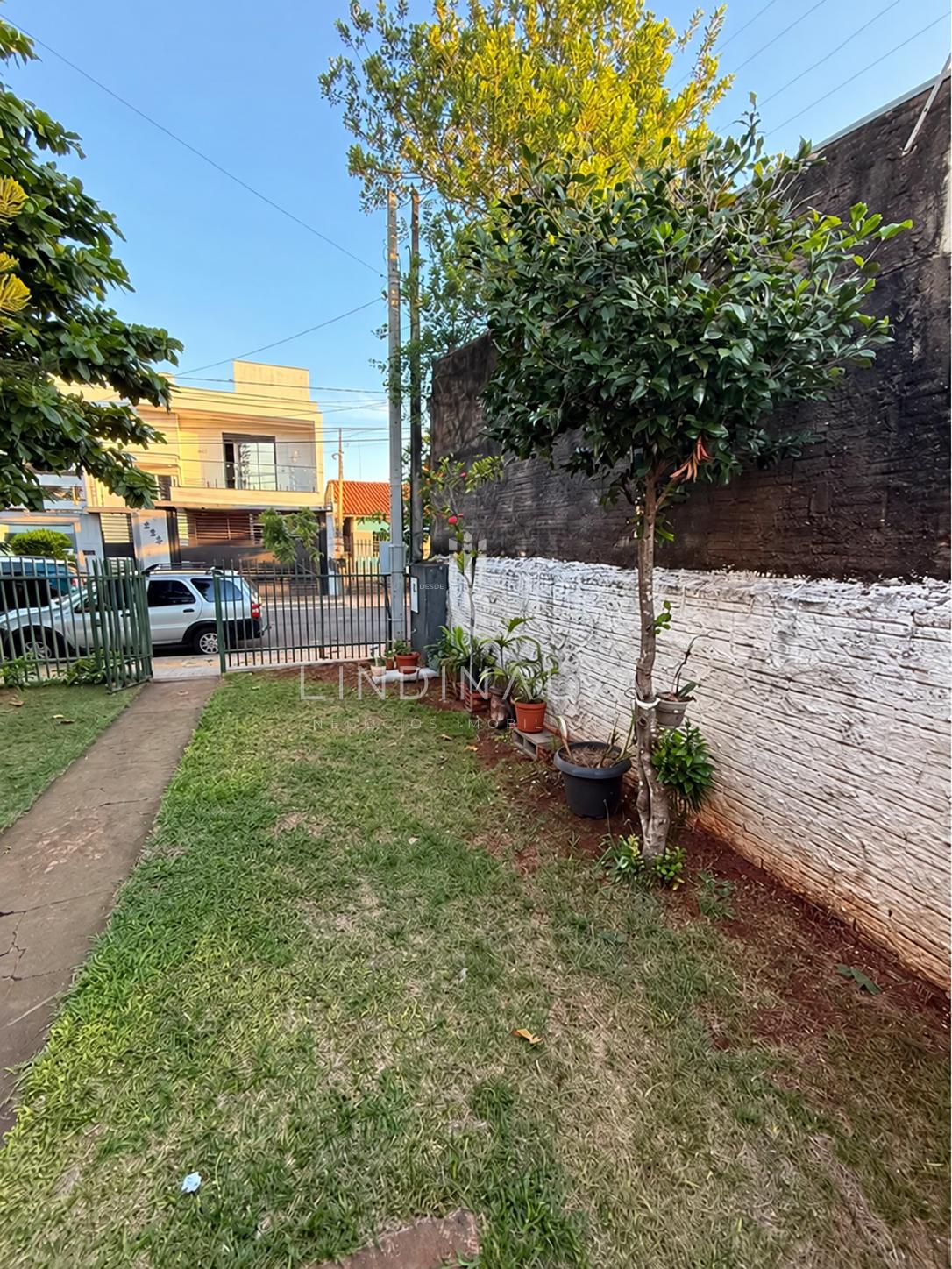 Terreno com Casa e Kitnet nos fundos à venda na Vila Adriana I Área do terreno de 300m2
