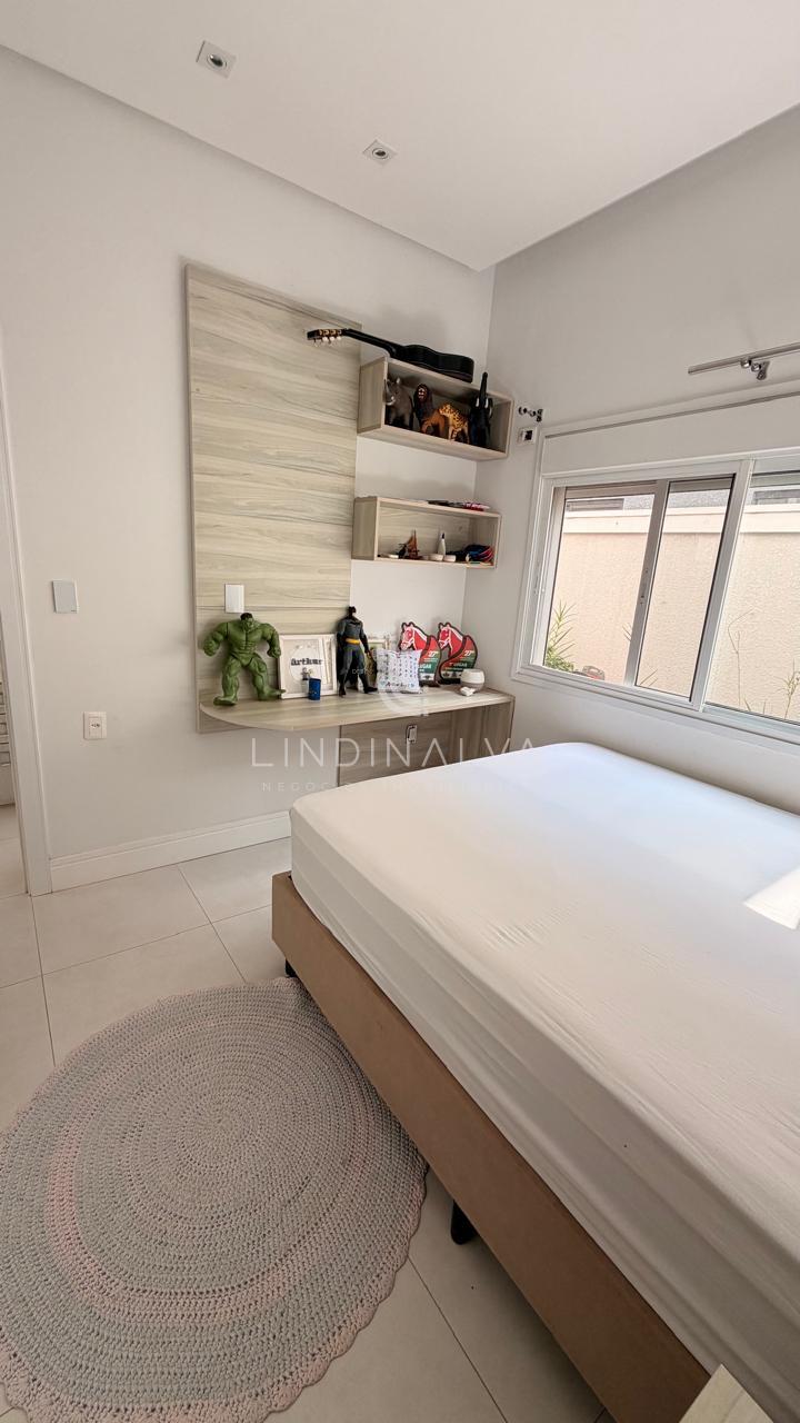 Sobrado semimobiliado 5 dorm. sendo 2 suítes, com piscina no Cond. Terras Alpha I