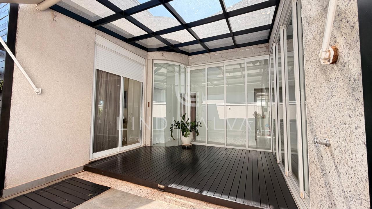 Sobrado semimobiliado 5 dorm. sendo 2 suítes, com piscina no Cond. Terras Alpha I