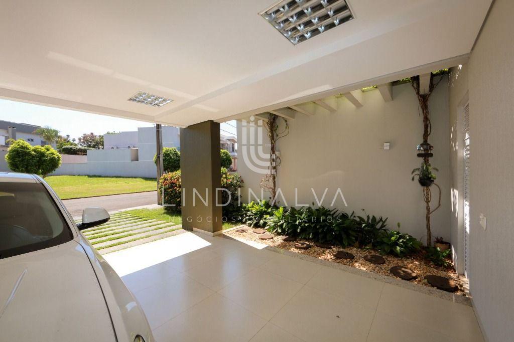 Sobrado no Country Iguaçu, mobiliado, com 2 suítes, amplo espa...