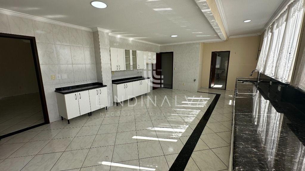 Apartamento Duplex com 5 suítes, para locação no Centro - próx. a Av. Brasil