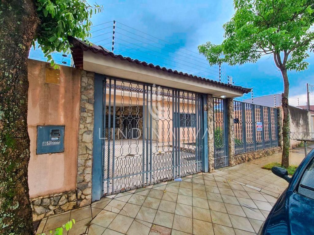 Casa com 3 dormitórios, área gourmet e piscina, no Jardim Lanc...