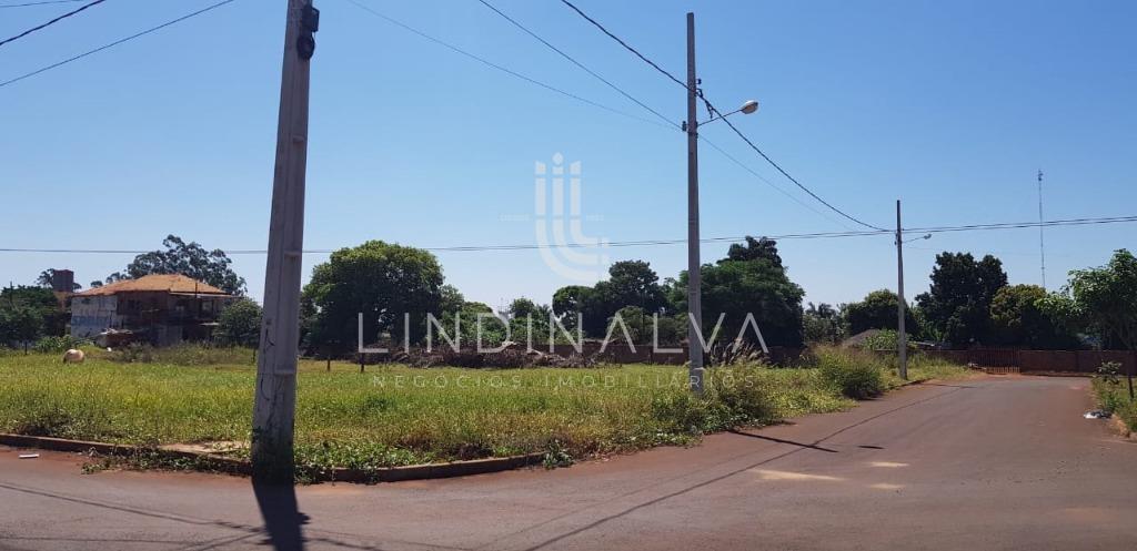 Amplo terreno com duas esquinas e 1642 m2, no Parque da Lagoa