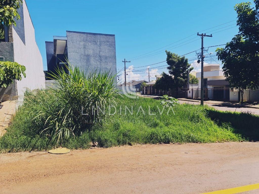 Terreno de esquina à venda no Jardim Ipê III com área de 348 m2