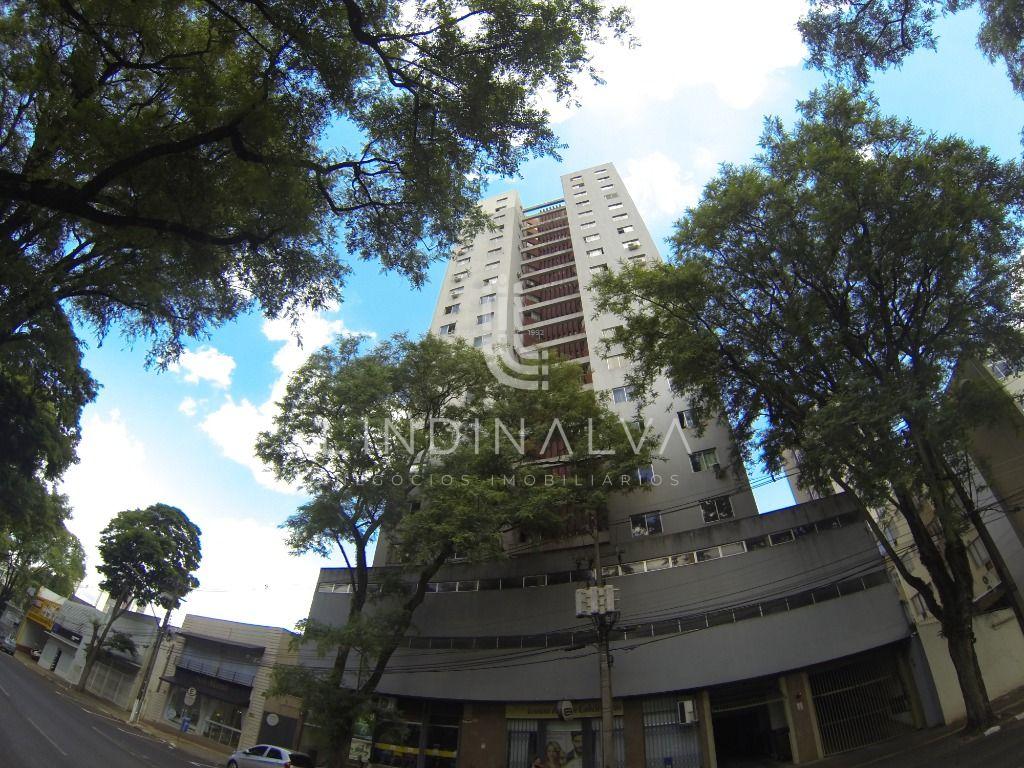 Apartamento no 17  andar do Edifício Grand Prix - no Centro.