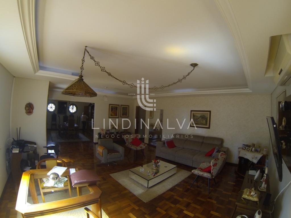 Sobrado semi-mobiliado com piscina e 5 quartos, no Centro de Foz