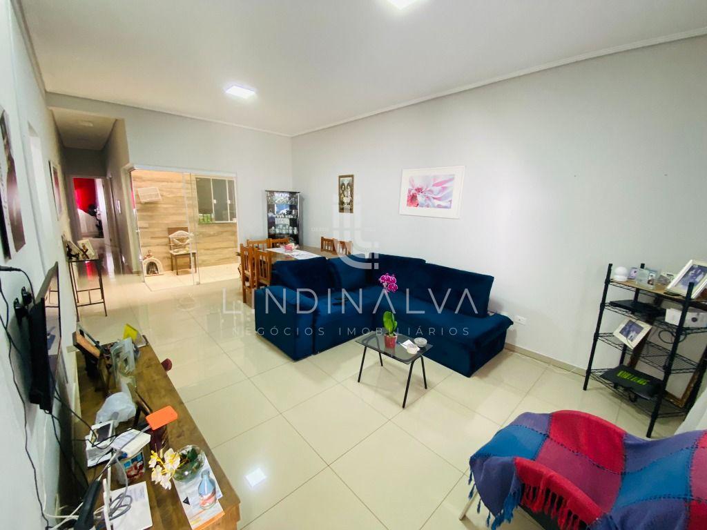 Casa no Jardim Tarobá, com suíte, 2 quartos e quintal