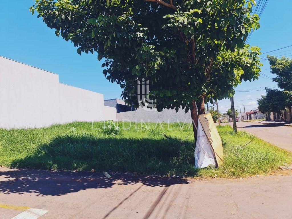 Terreno de esquina à venda no Jardim Ipê III com área de 348 m2